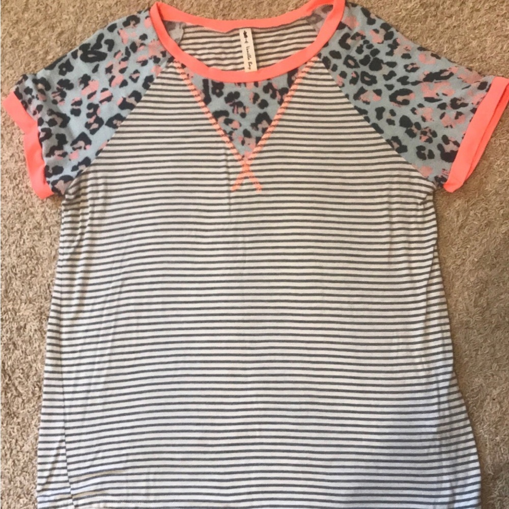Vanilla Bay Leopard sleeve top. Size large. Like new